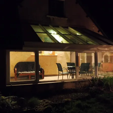 Perche Sur Crete Dans Un Petit Village Des Hautes-pyrenees *