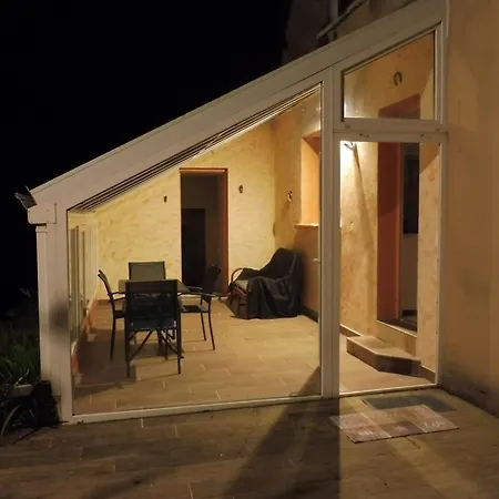 Perche Sur Crete Dans Un Petit Village Des Hautes-pyrenees *