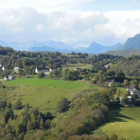 Perche Sur Crete Dans Un Petit Village Des Hautes-pyrenees Nyaraló