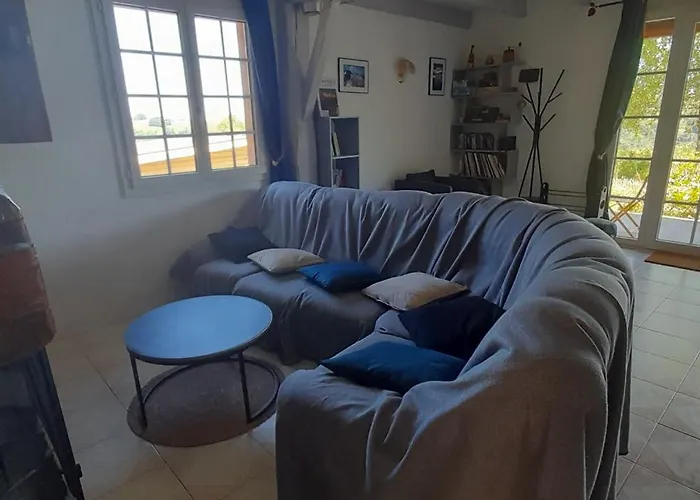 Perche Sur Crete Dans Un Petit Village Des Hautes-pyrenees Nyaraló Ossun-ez-Angles