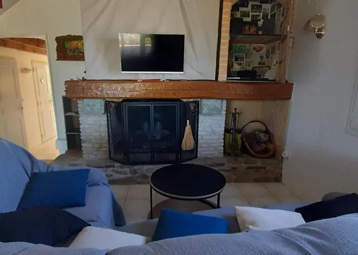 Perche Sur Crete Dans Un Petit Village Des Hautes-pyrenees Nyaraló *