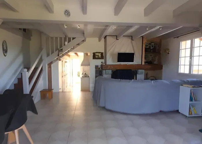 Perche Sur Crete Dans Un Petit Village Des Hautes-pyrenees *