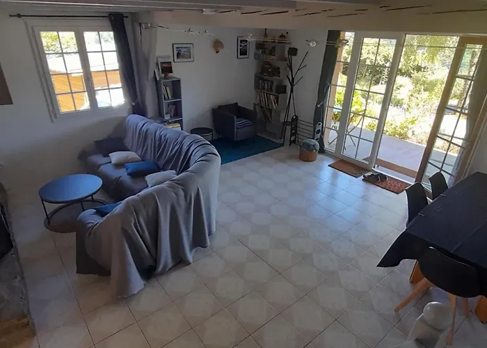 Perche Sur Crete Dans Un Petit Village Des Hautes-pyrenees *