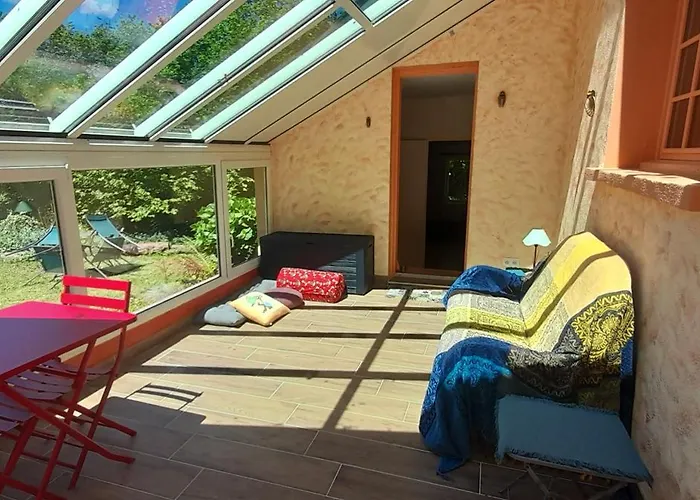 Perche Sur Crete Dans Un Petit Village Des Hautes-pyrenees Ossun-ez-Angles