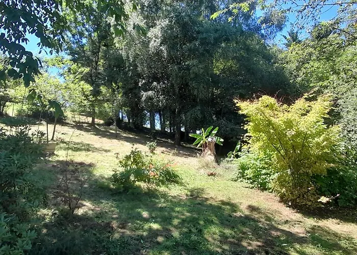 Perche Sur Crete Dans Un Petit Village Des Hautes-pyrenees