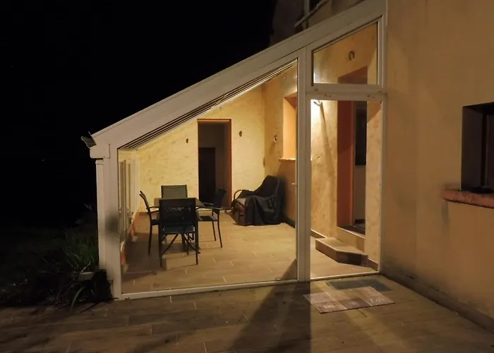 Perche Sur Crete Dans Un Petit Village Des Hautes-pyrenees *