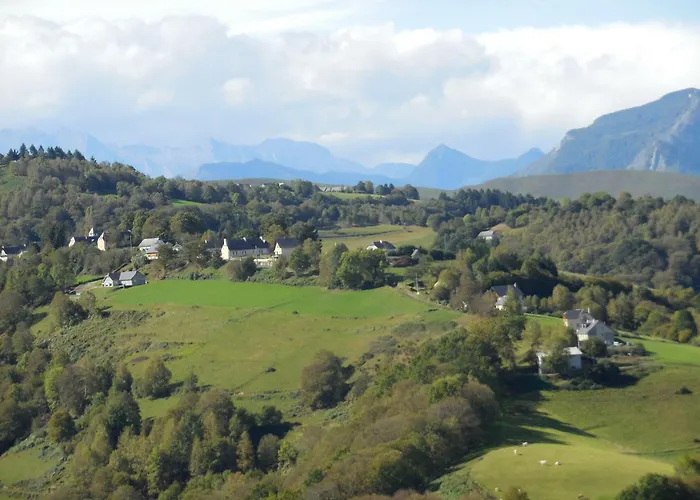 Perche Sur Crete Dans Un Petit Village Des Hautes-pyrenees Nyaraló