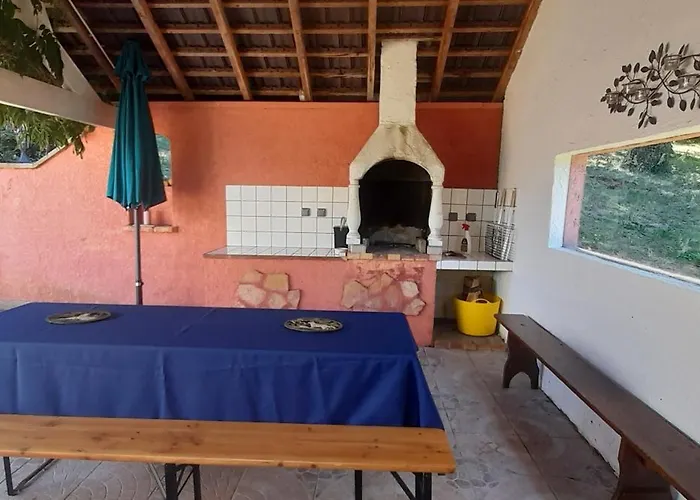 Perche Sur Crete Dans Un Petit Village Des Hautes-pyrenees *