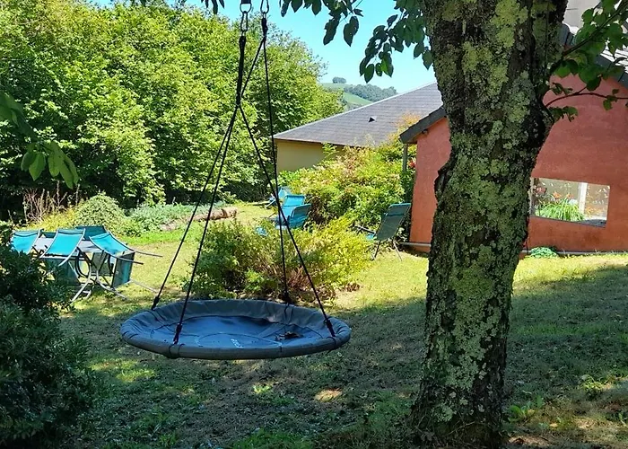 Perche Sur Crete Dans Un Petit Village Des Hautes-pyrenees