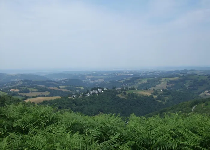 Perche Sur Crete Dans Un Petit Village Des Hautes-pyrenees Nyaraló