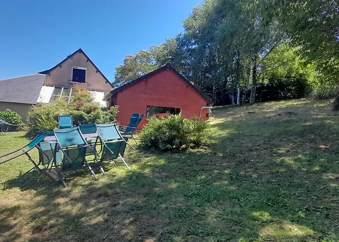 Perche Sur Crete Dans Un Petit Village Des Hautes-pyrenees *
