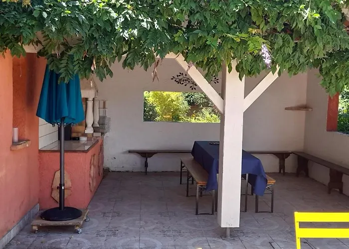 Perche Sur Crete Dans Un Petit Village Des Hautes-pyrenees Ossun-ez-Angles