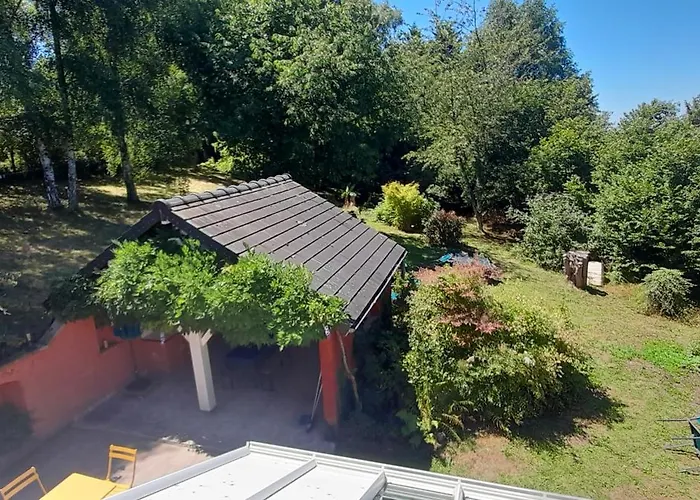 Perche Sur Crete Dans Un Petit Village Des Hautes-pyrenees Nyaraló