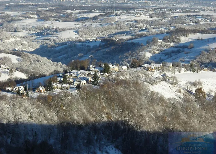 Perche Sur Crete Dans Un Petit Village Des Hautes-pyrenees Ossun-ez-Angles