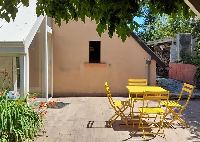 Perche Sur Crete Dans Un Petit Village Des Hautes-pyrenees Nyaraló *