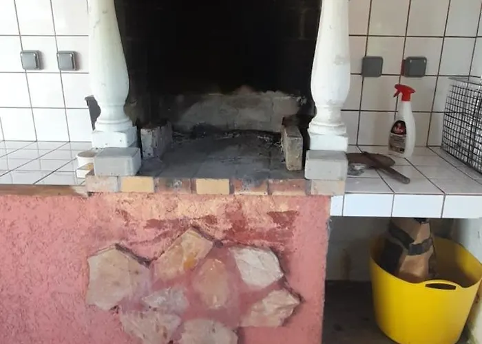 Perche Sur Crete Dans Un Petit Village Des Hautes-pyrenees *