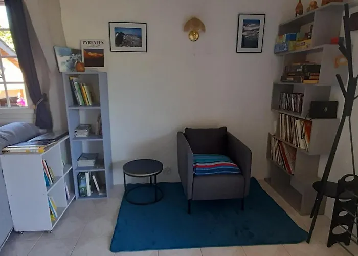 Perche Sur Crete Dans Un Petit Village Des Hautes-pyrenees * Ossun-ez-Angles