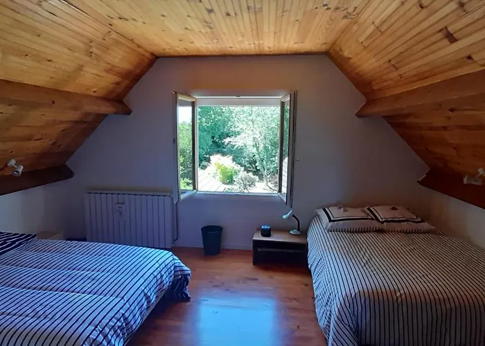 Perche Sur Crete Dans Un Petit Village Des Hautes-pyrenees