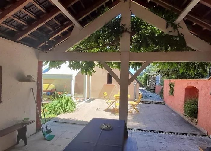 Perche Sur Crete Dans Un Petit Village Des Hautes-pyrenees * Ossun-ez-Angles