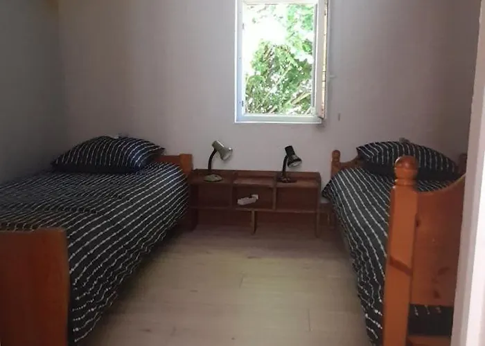 Perche Sur Crete Dans Un Petit Village Des Hautes-pyrenees Nyaraló *