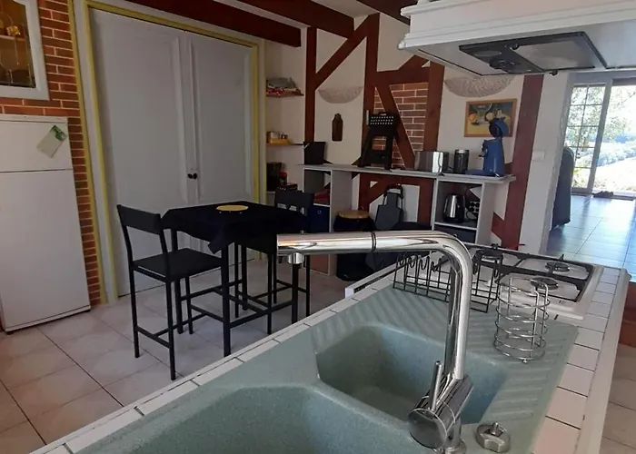 Perche Sur Crete Dans Un Petit Village Des Hautes-pyrenees Ossun-ez-Angles