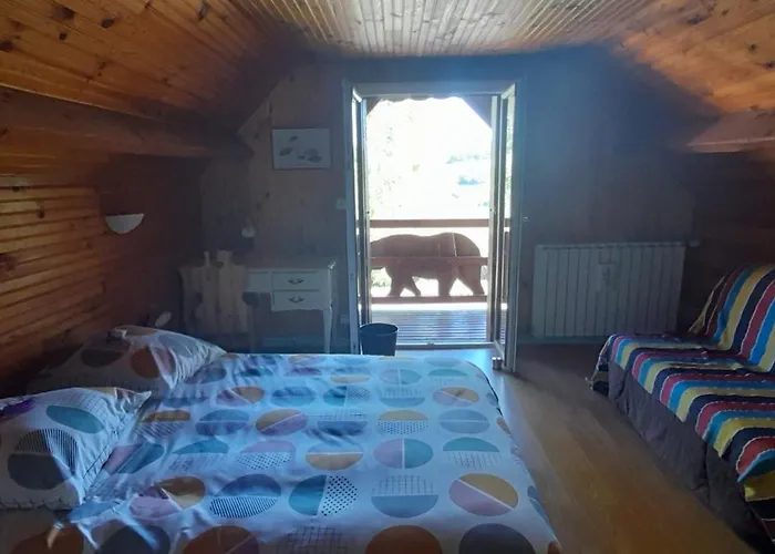 Perche Sur Crete Dans Un Petit Village Des Hautes-pyrenees *