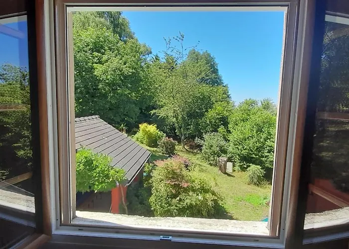 Perche Sur Crete Dans Un Petit Village Des Hautes-pyrenees *