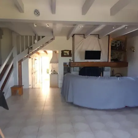 Perché Sur Crête Dans Un Petit Village Des Hautes-pyrénées *