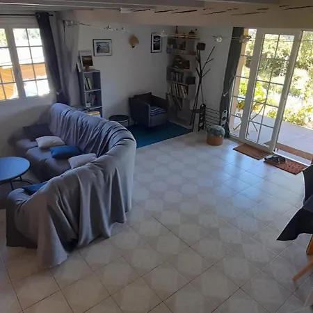 Perché Sur Crête Dans Un Petit Village Des Hautes-pyrénées *