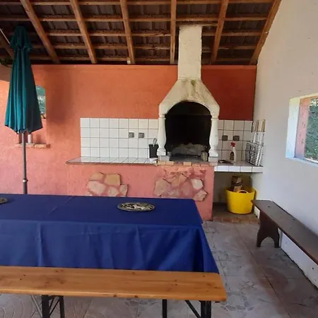 Perché Sur Crête Dans Un Petit Village Des Hautes-pyrénées *