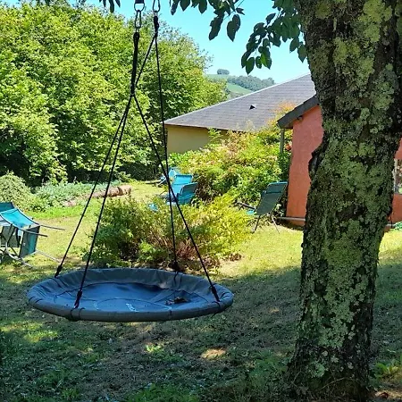 Perché Sur Crête Dans Un Petit Village Des Hautes-pyrénées