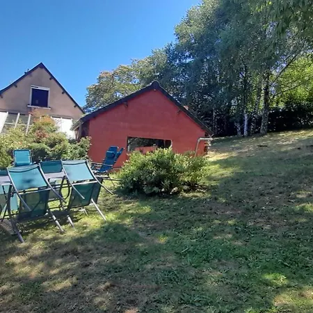 Perché Sur Crête Dans Un Petit Village Des Hautes-pyrénées *