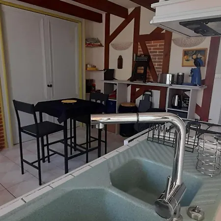 Perché Sur Crête Dans Un Petit Village Des Hautes-pyrénées Ossun-ez-Angles