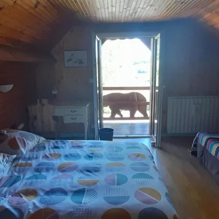 Perché Sur Crête Dans Un Petit Village Des Hautes-pyrénées *