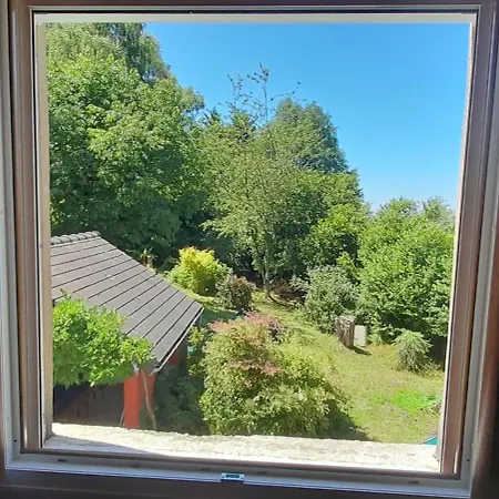 Perché Sur Crête Dans Un Petit Village Des Hautes-pyrénées *