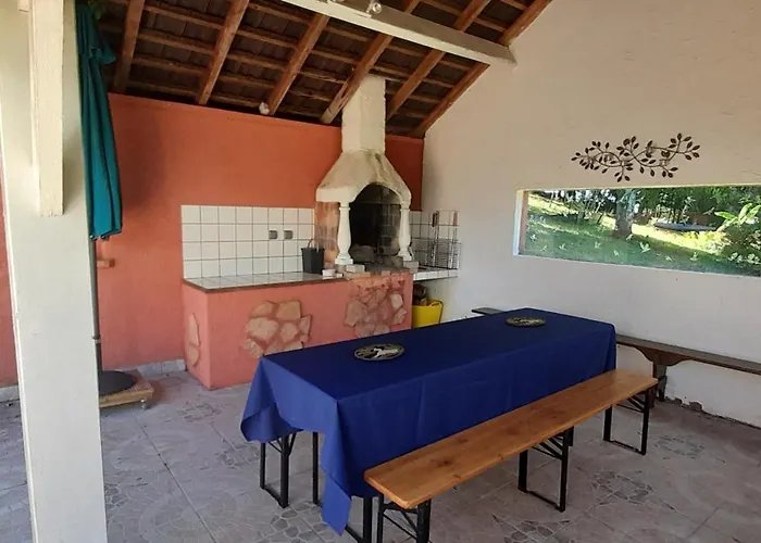 Perche Sur Crete Dans Un Petit Village Des Hautes-pyrenees Ossun-ez-Angles