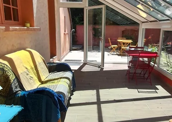 Perche Sur Crete Dans Un Petit Village Des Hautes-pyrenees Feriehus