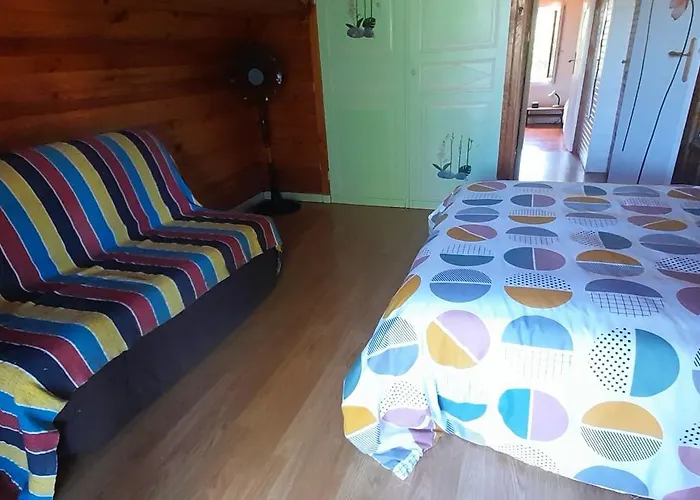 Perche Sur Crete Dans Un Petit Village Des Hautes-pyrenees Feriehus